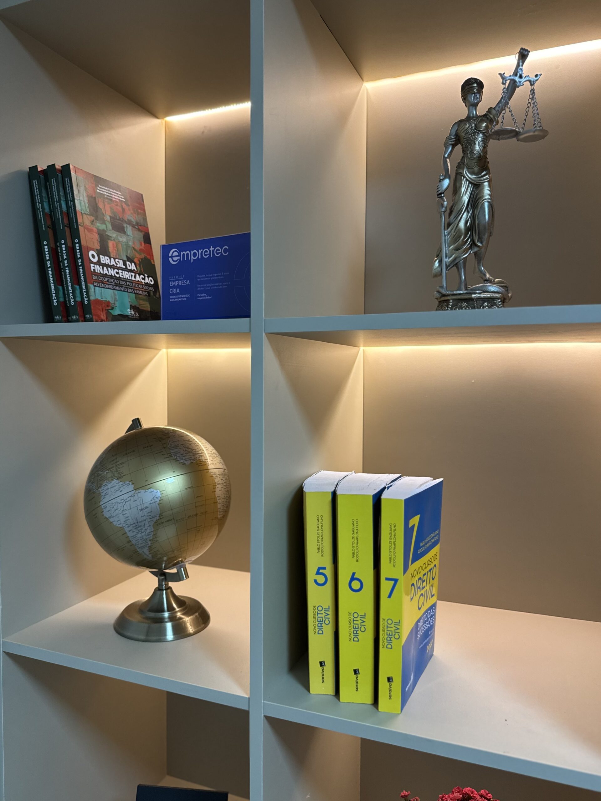 Ambiente jurídico da CM Advocacia com livros e elementos decorativos